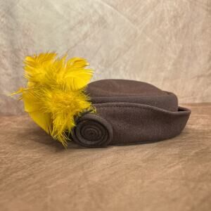 Vintage 40s Ultra Armand Schwab & Co Brown Wool Derby Pill Box Hat Feather Retro